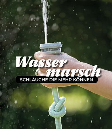 zwei Hände halten einen Wasserschlauch der trotz Knoten Wasser spritzt